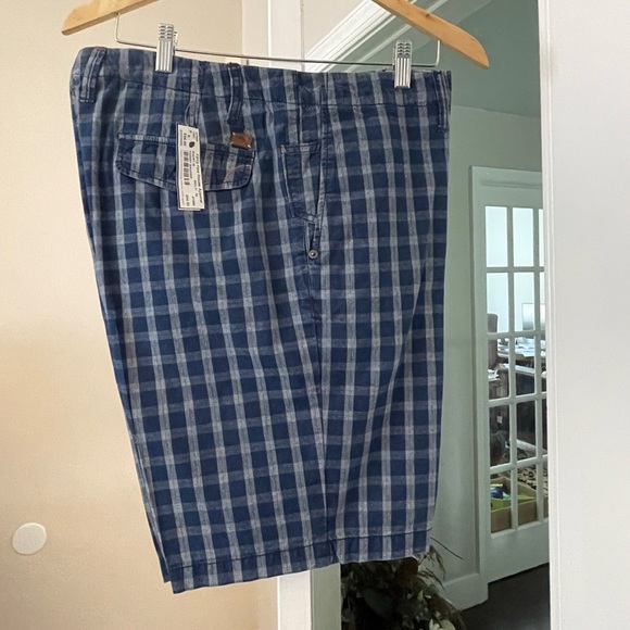Tommy Bahama Men’s Shorts. Waist size is 35”. Blue patterned design. - Picture 1 of 9